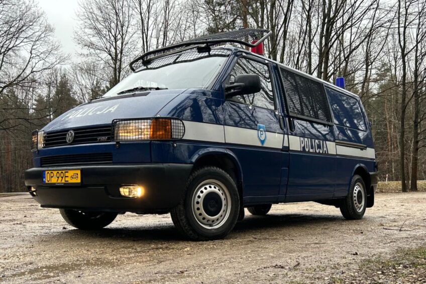 Policyjny VW Transporter do kupienia ma zolte tablice 848x565